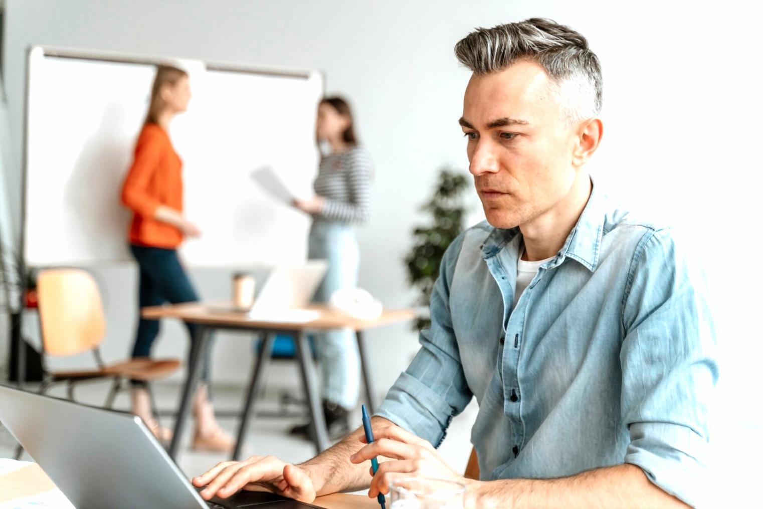 Analisis pasar modal Indonesia dan strategi diversifikasi portofolio