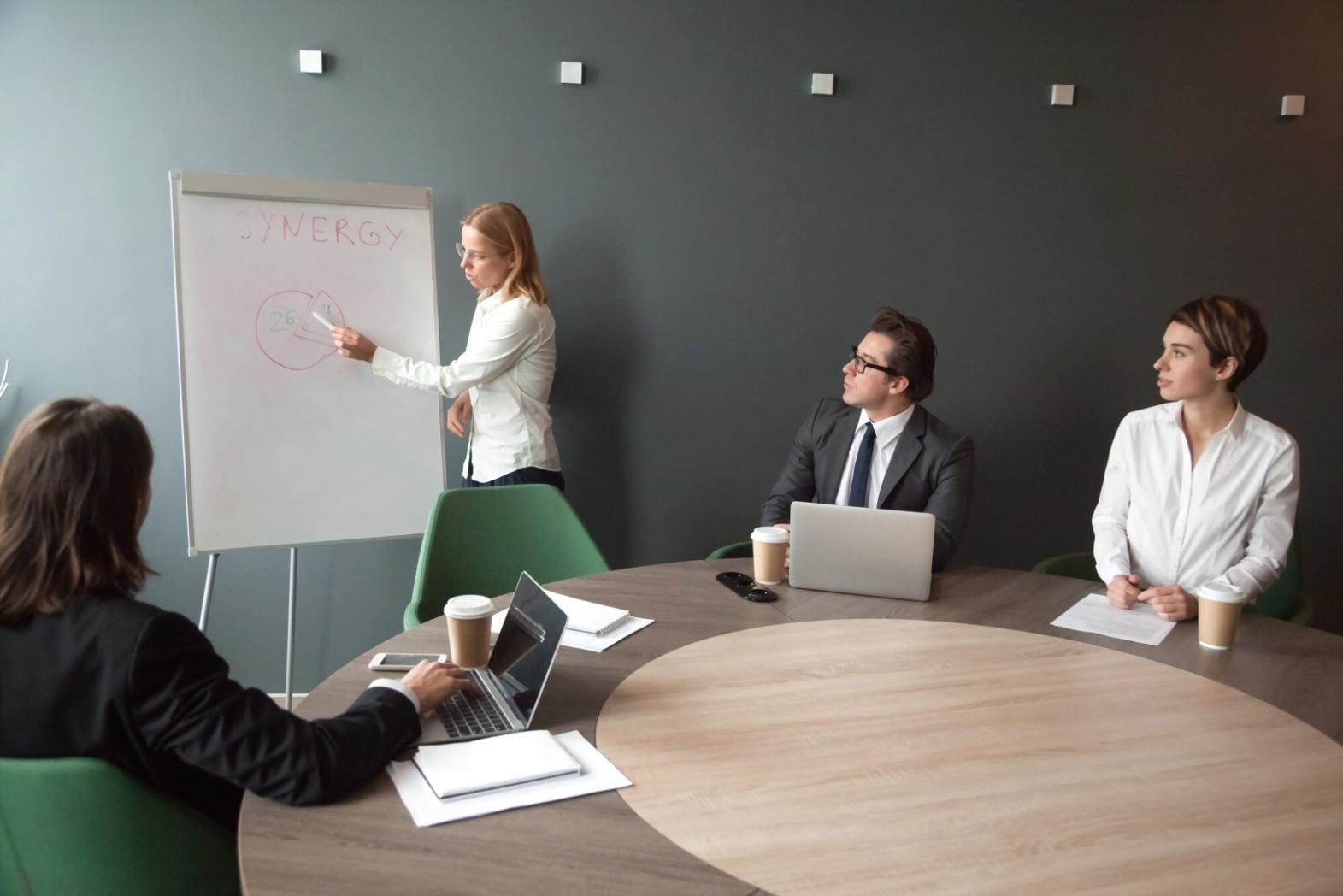 Tim konsultan Delta Capital Invest siap membantu mahasiswa internasional