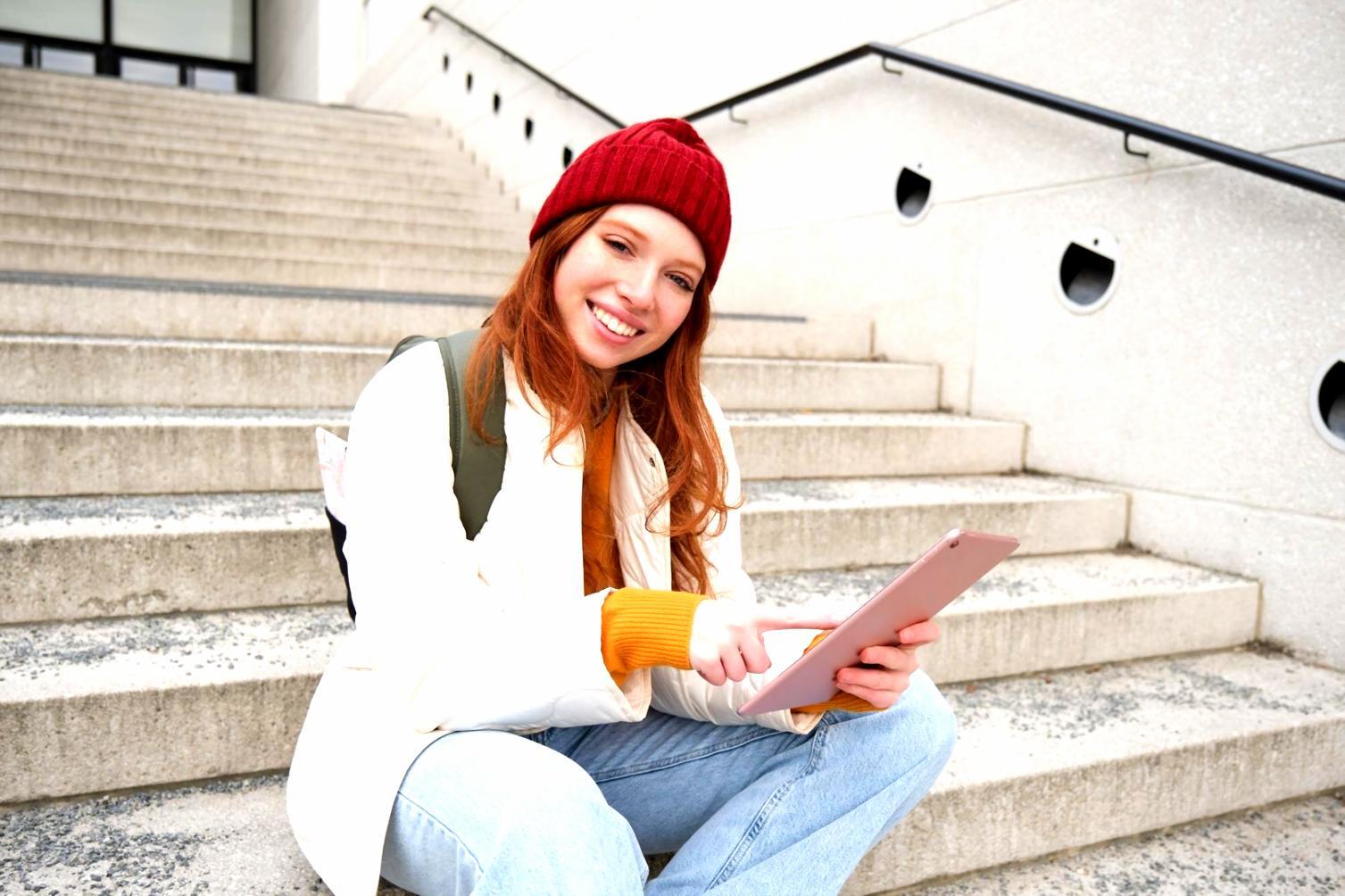 Tim analisis Delta Capital Invest sedang melakukan riset pasar investasi